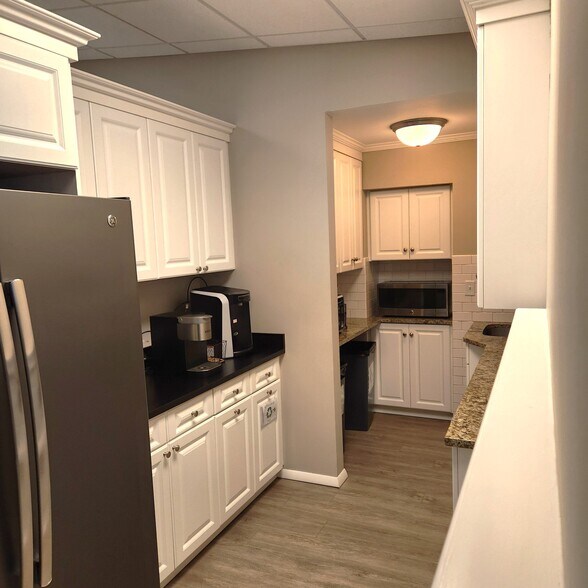 More Photos Of 17 Wilmot Ln, Riverside Office For Lease