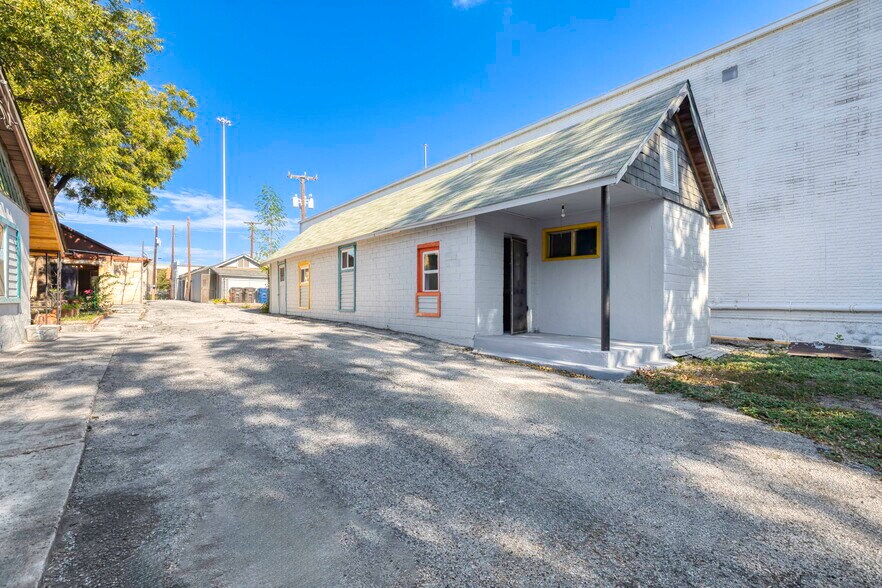 More Photos Of 926 S Laredo St, San Antonio Service For Sale