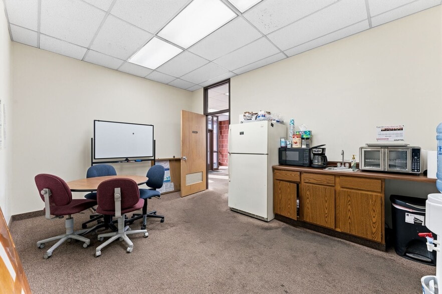 More Photos Of 124 Eva St, Saint Paul Light Manufacturing For Sale