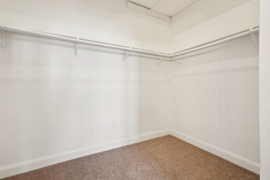 More Photos Of 626-632 Sycamore St, Waterloo Storefront Retail Office For Sale