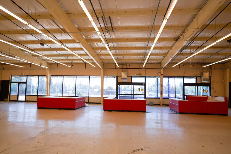 More Photos Of 6225 S 6th St, Klamath Falls Showroom For Sale
