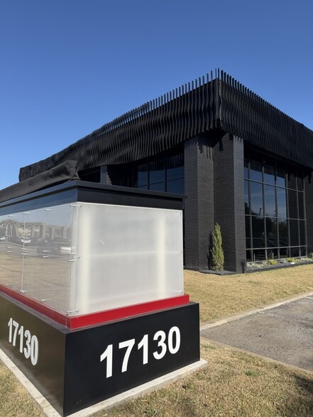 More Photos Of 17130 N Dallas Pky, Dallas Office For Sale