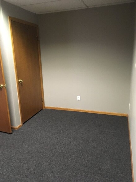 More Photos Of 423 Main St, Windsor Office For Lease