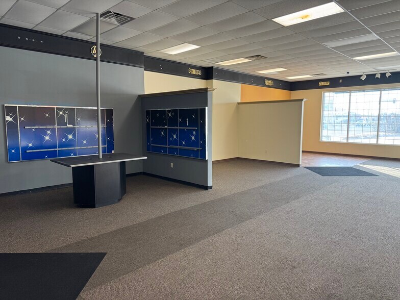 More Photos Of 1418 E 4th Ave, Hutchinson Freestanding For Sale