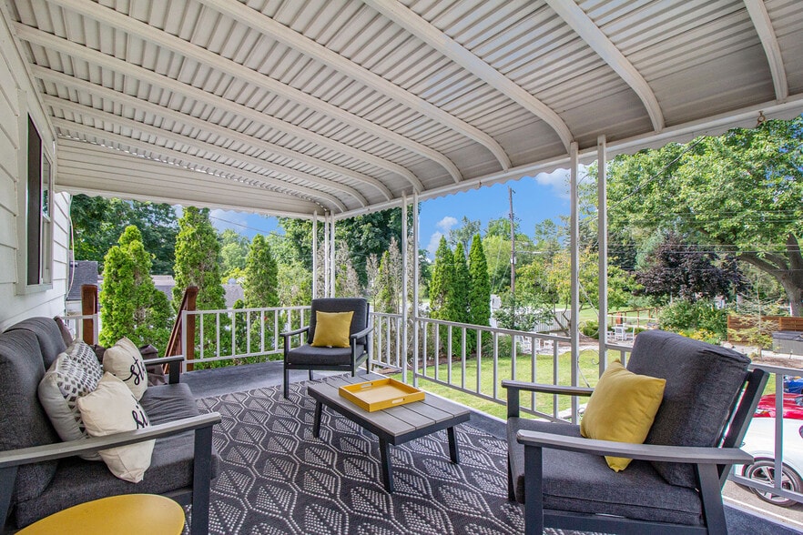 More Photos Of 155 N Main St, Village of Clarkston Hospitality For Sale