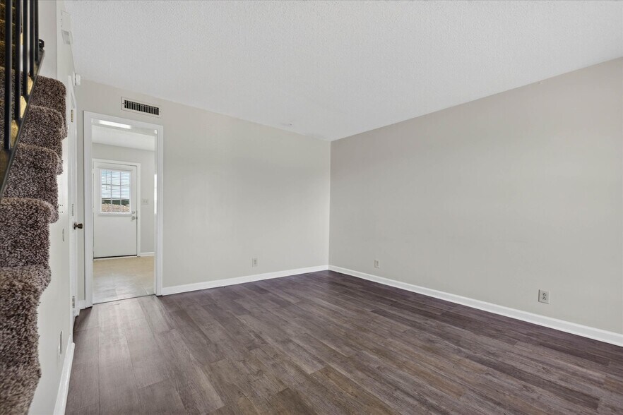 More Photos Of 1531 E Knollwood Cir, Clarksville Apartments For Sale
