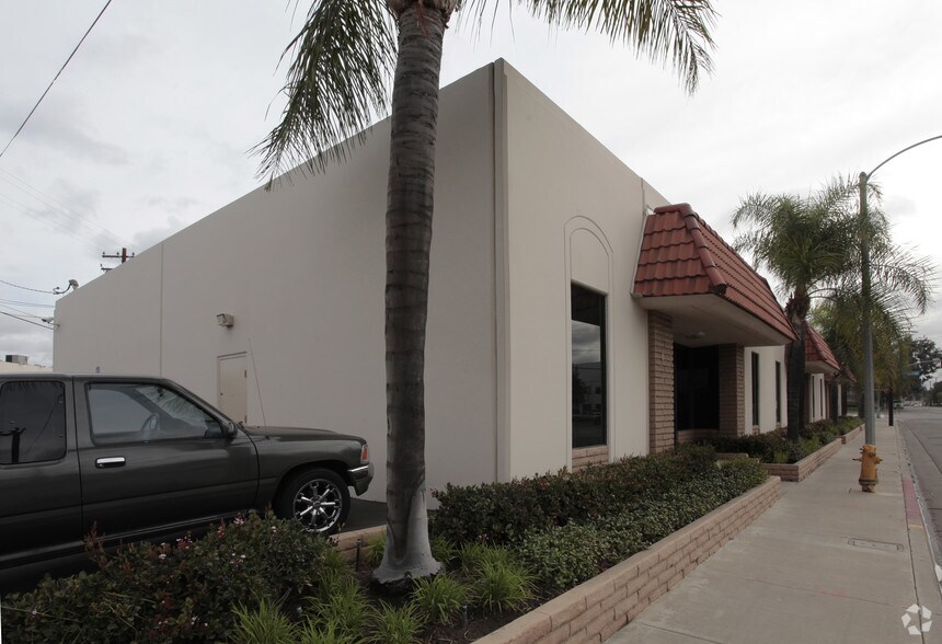 More Photos Of 2881-2895 E La Palma Ave, Anaheim Warehouse For Lease