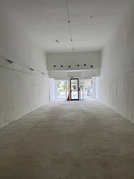 More Photos Of 330-336 Miracle Mile, Miami Storefront For Lease