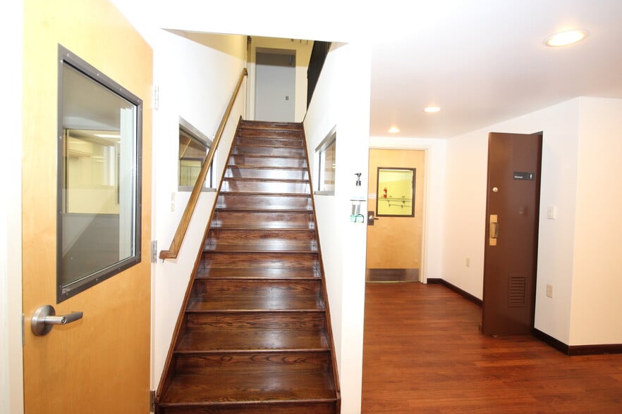 More Photos Of 1458 County Line Rd, Huntingdon Valley Flex For Sale