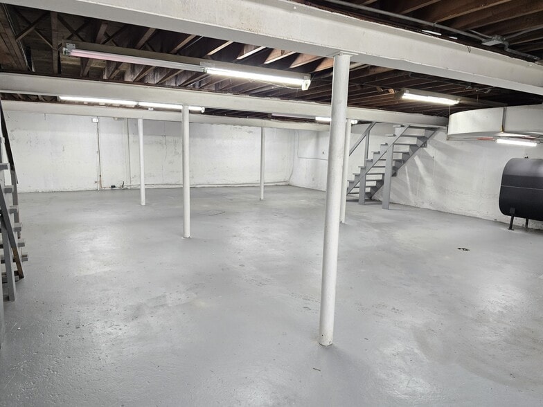 More Photos Of 54 Lawrence St, Hartford Freestanding For Sale