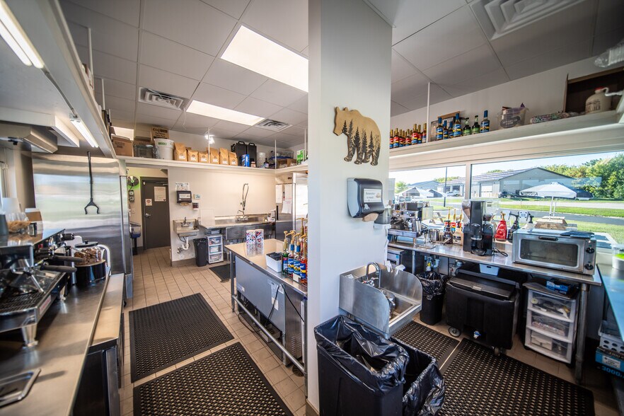 More Photos Of 190 High Point Pl NE, Byron General Retail For Sale
