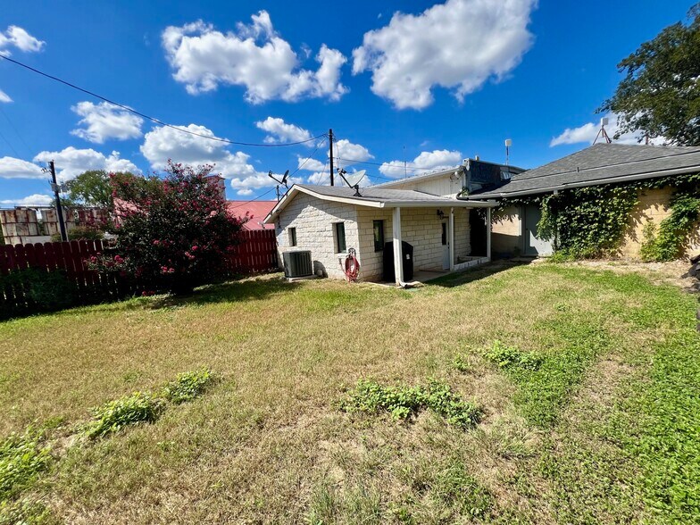 More Photos Of 104 E Main St, Johnson City Loft Creative Space For Lease