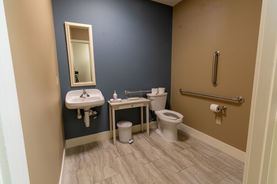 More Photos Of 833 E 16th St, Holland Bank For Lease