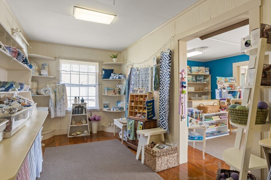 More Photos Of 34 Townsend Ave, Boothbay Harbor Freestanding For Sale