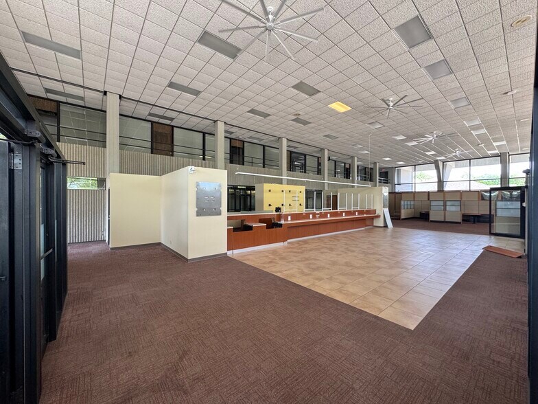 More Photos Of 1819 University Ave, Green Bay Freestanding For Lease