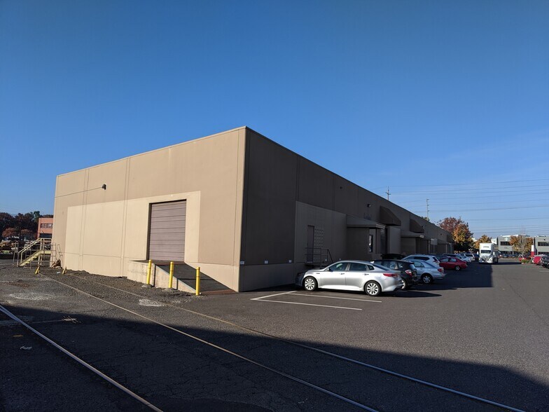 More Photos Of 3317-3325 NW Yeon Ave, Portland Warehouse For Lease