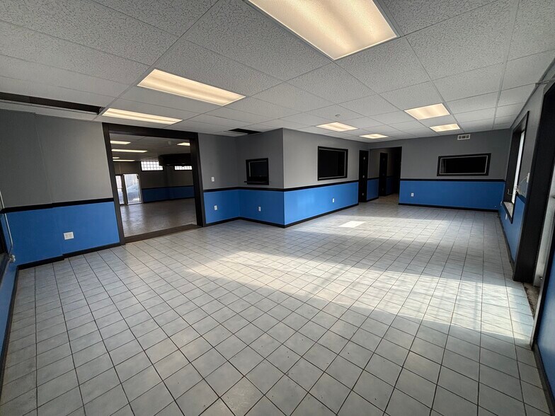 More Photos Of 301 W State Blvd, Fort Wayne Freestanding For Sale