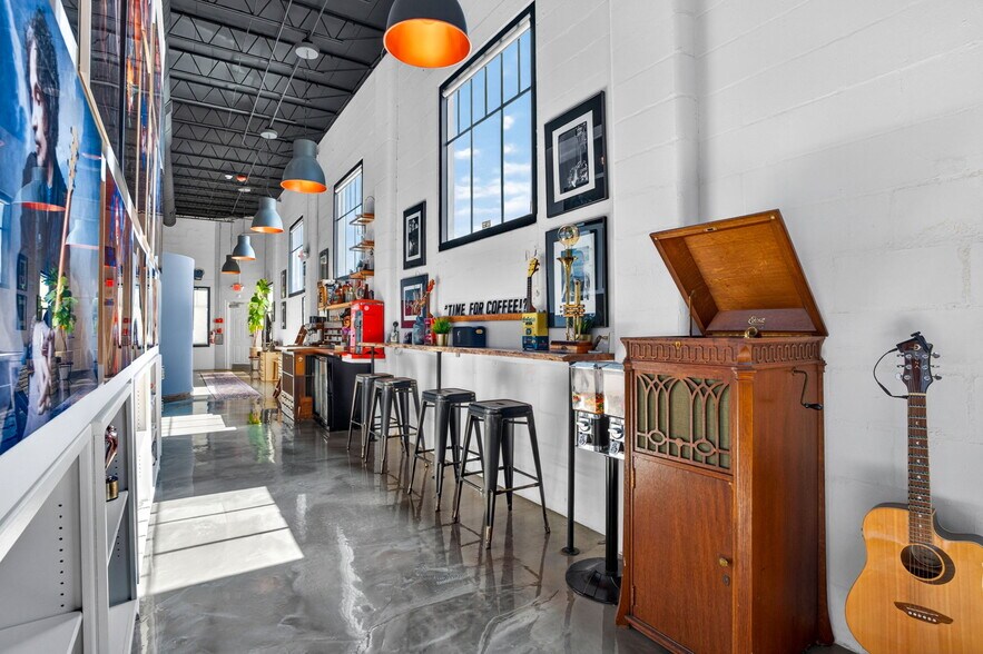 More Photos Of 2500 Emerson Ave S, Saint Petersburg Manufacturing For Sale