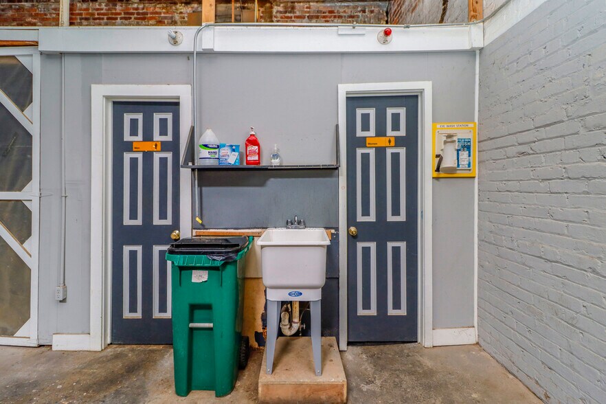 More Photos Of 827 Douglas Ave, Portsmouth Warehouse For Lease