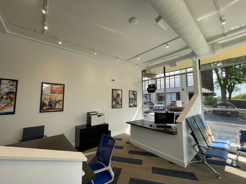 More Photos Of 2434 E Dempster St, Des Plaines Medical For Lease