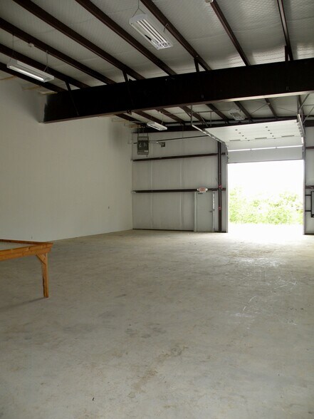 More Photos Of 61 Airport Dr, Rochester Service For Lease