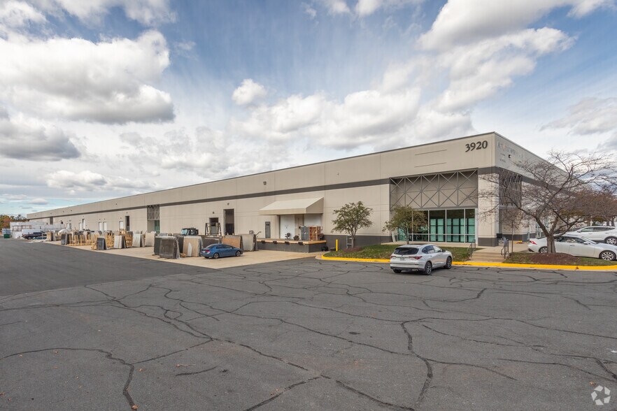 More Photos Of 3920 Stonecroft Blvd, Chantilly Warehouse For Lease
