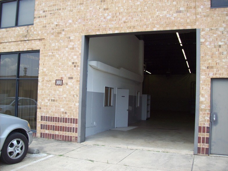 More Photos Of 112 Oakgrove Rd, Dulles Town Center Warehouse For Sale