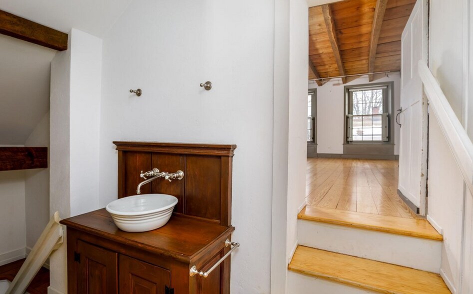 More Photos Of 43 Crown St, Kingston Office For Lease