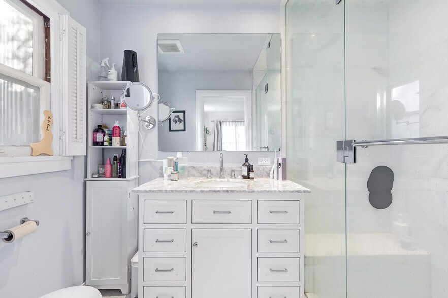 More Photos Of 615 N Plymouth Blvd, Los Angeles Apartments For Sale