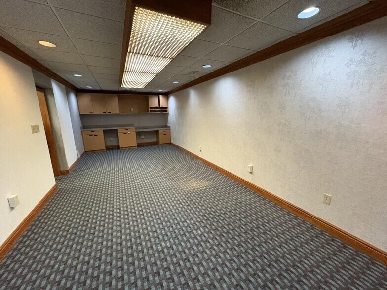 More Photos Of 128 S Main St, Lawrenceburg Freestanding For Sale