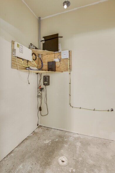 More Photos Of 3500 Lohmans Ford Rd, Lago Vista Warehouse For Sale