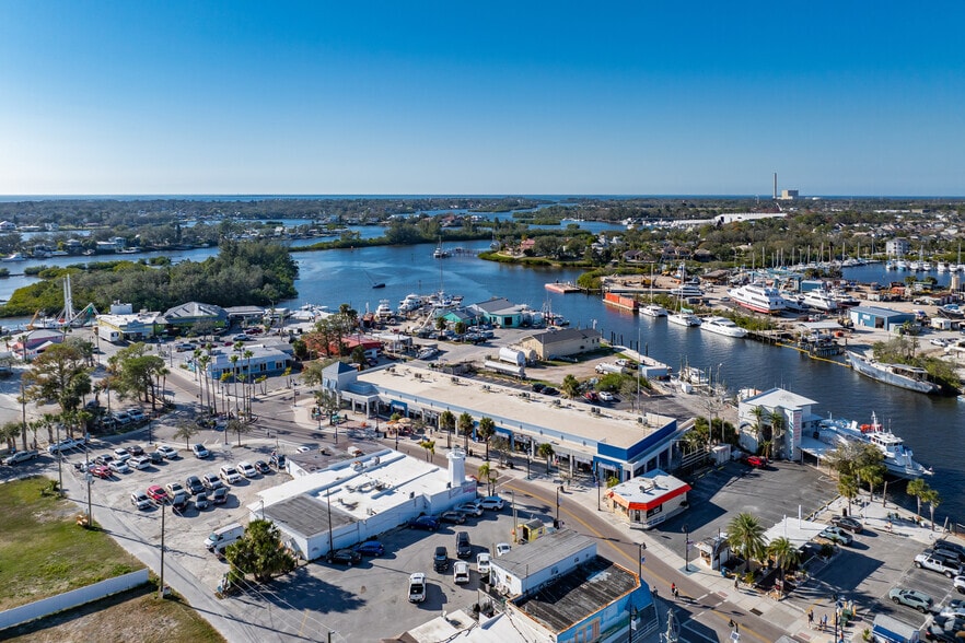 More Photos Of 846 Dodecanese Blvd, Tarpon Springs General Retail For Lease