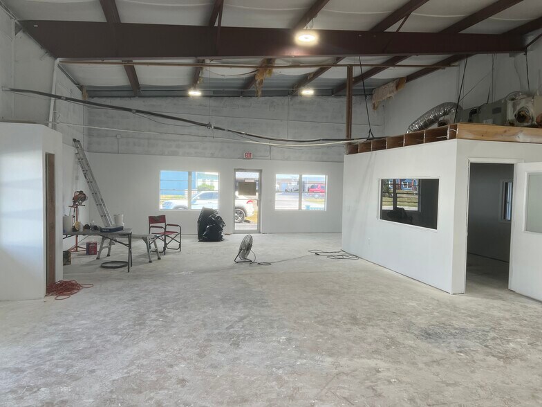 More Photos Of 1312 Market Cir, Port Charlotte Showroom For Lease