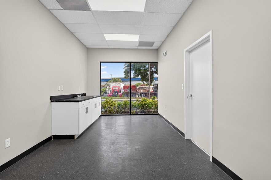 More Photos Of 3402 SW 26th Ter, Fort Lauderdale Warehouse For Lease
