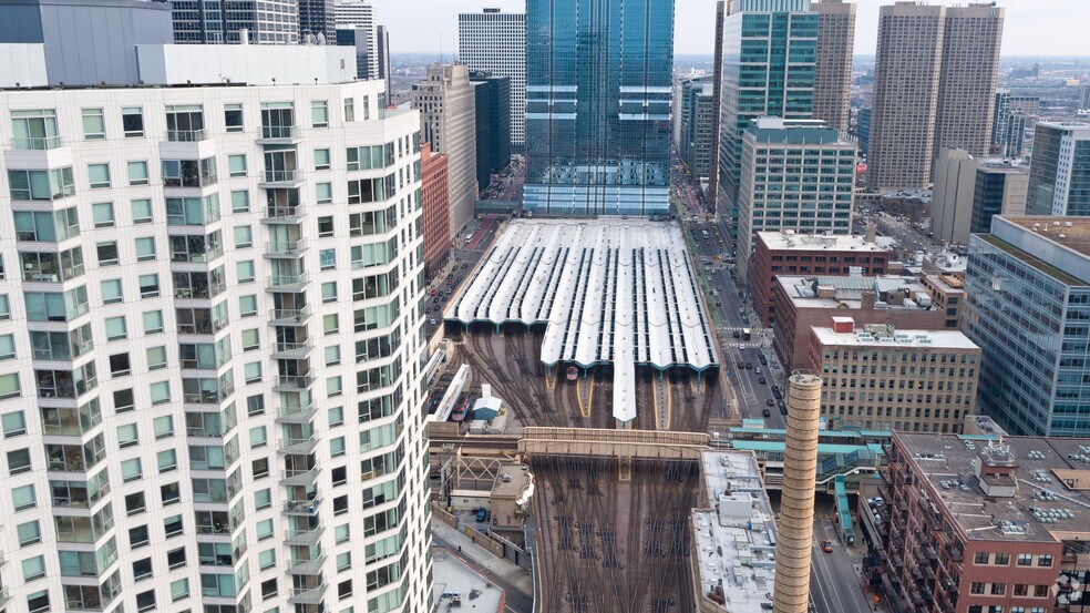 More Photos Of 100-118 N Canal St, Chicago Storefront For Lease