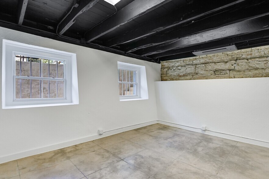 More Photos Of 610 Guadalupe St, Austin Office For Sale