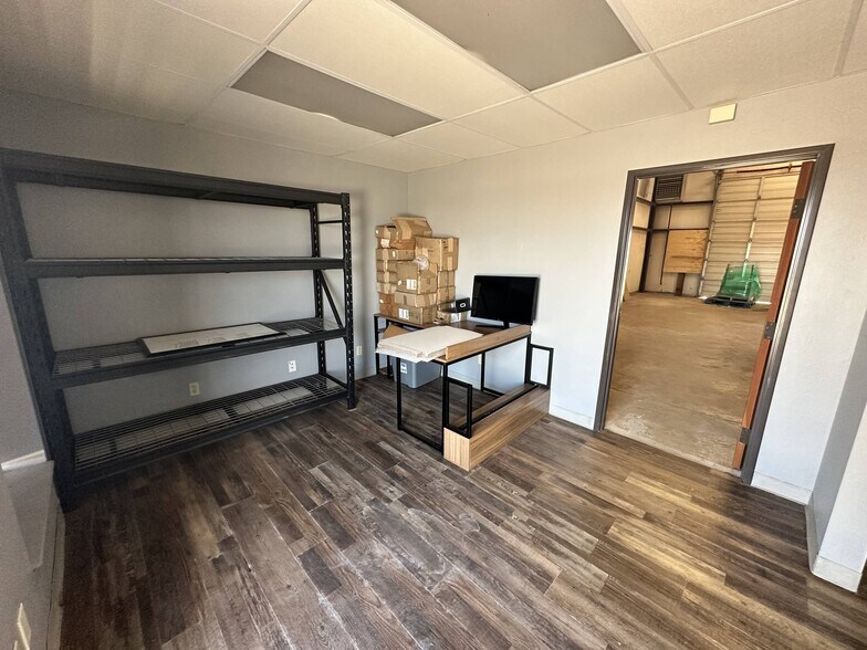 More Photos Of 3561 MacDonnell Dr, Norman Warehouse For Lease