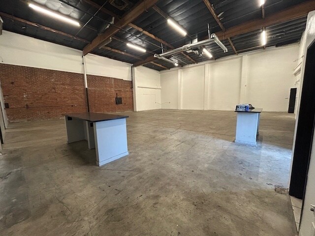 More Photos Of 220 W 21st St, Los Angeles Warehouse For Lease