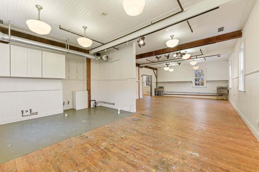 More Photos Of 11 Indian Wells Hwy, Amagansett General Retail For Lease