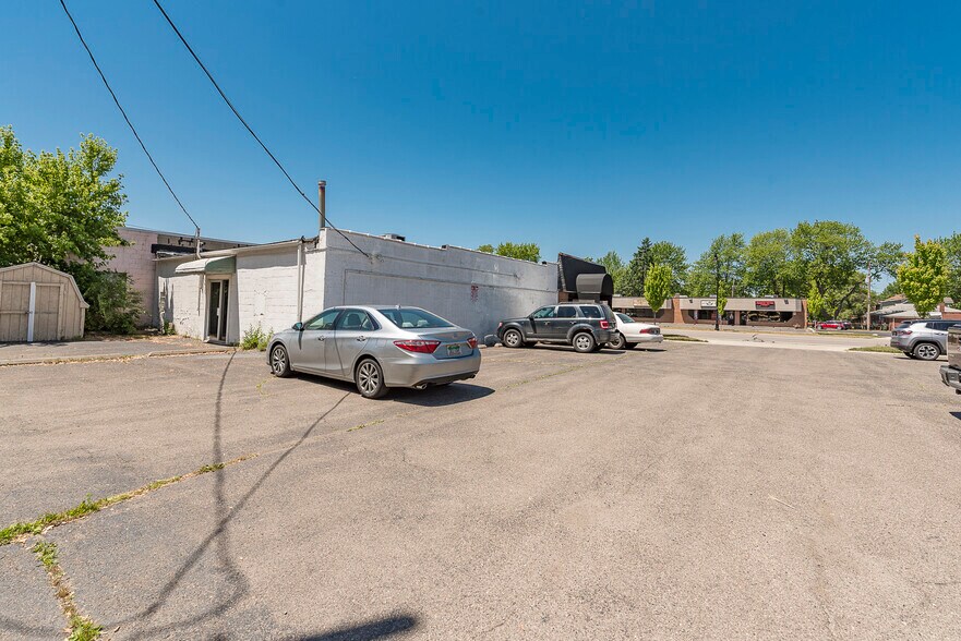 More Photos Of 18735 Ecorse Rd, Allen Park Office For Lease