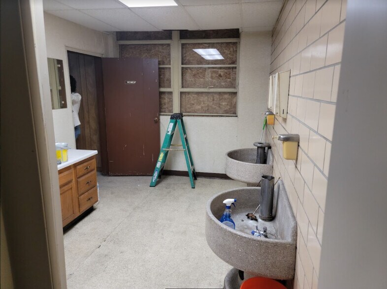 More Photos Of 1900 E Holland Ave, Saginaw Warehouse For Sale