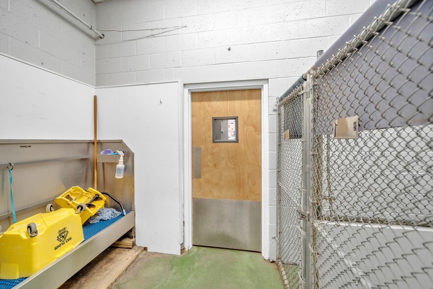 More Photos Of 4000 Burke Station Rd, Fairfax Veterinarian Kennel For Lease