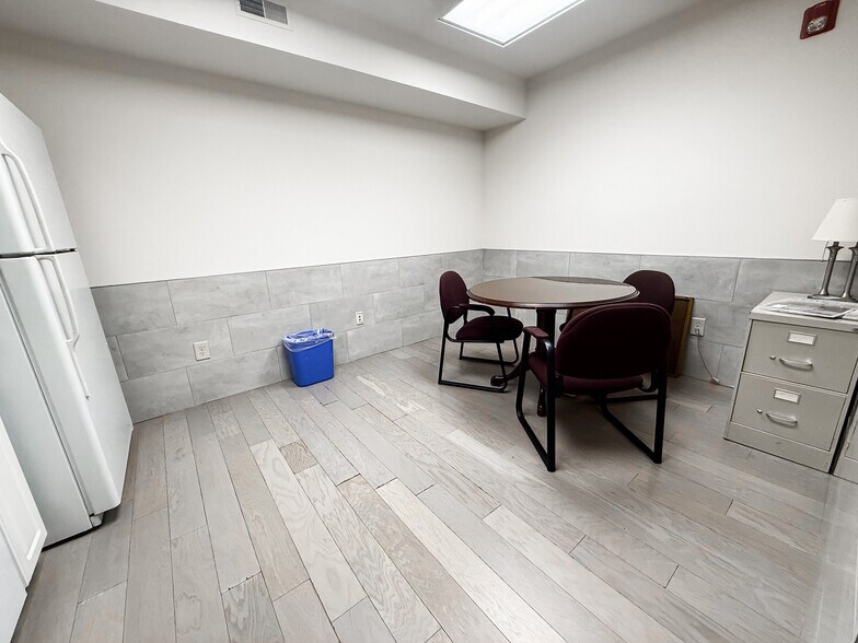 More Photos Of 3 Mapleton Rd, Princeton Office For Sale