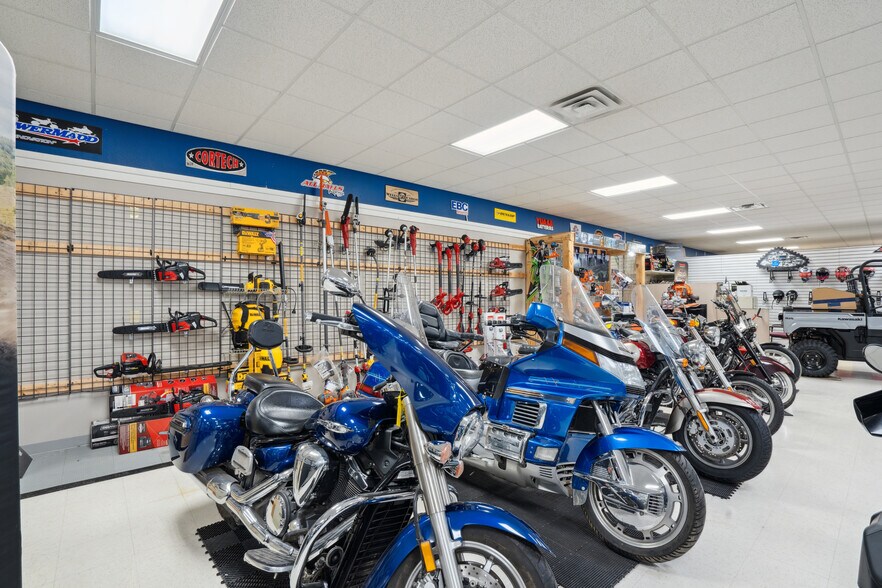 More Photos Of 1001 Short St, Decorah Auto Dealership For Sale