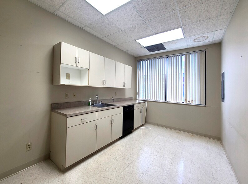 More Photos Of 1 Bronze Pointe Blvd, Swansea Loft Creative Space For Lease