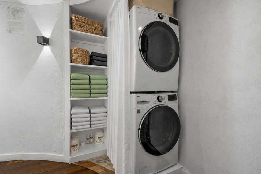 More Photos Of 182 Commercial St, Provincetown Storefront For Sale