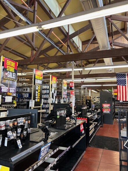 More Photos Of 2120 E Powell Blvd, Gresham General Retail For Sale