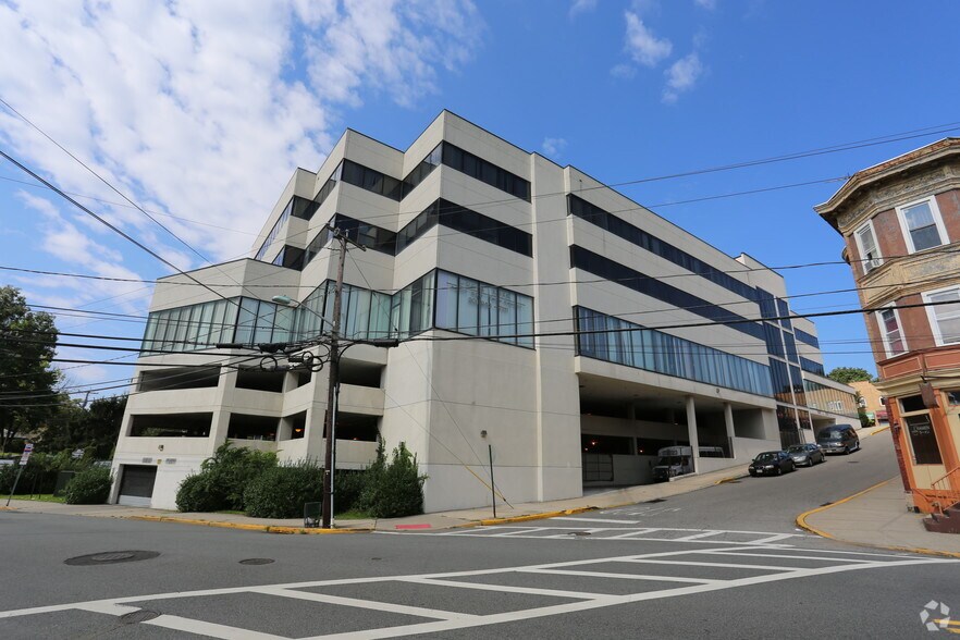 More Photos Of 596 Anderson Ave, Cliffside Park Office For Lease