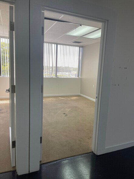 More Photos Of 18305 Biscayne Blvd, Aventura Office For Lease
