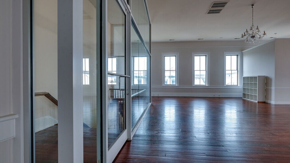 More Photos Of 36 W Broughton St, Savannah Office For Lease